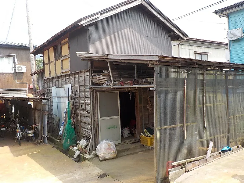 住宅の脇に建つ土蔵（14坪）の解体前