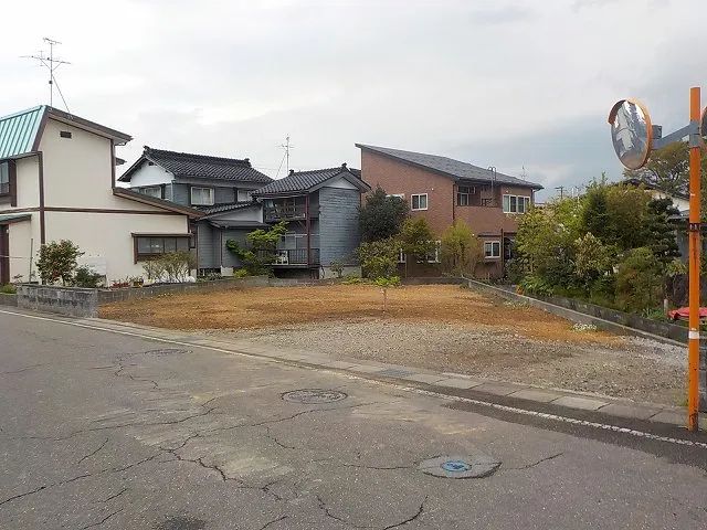 裏に車庫がある木造2階建て（38坪）の解体後